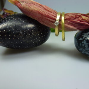 Trauringe aus Fairtrade Gold und ein kleiner Diamant. Handgefertigt